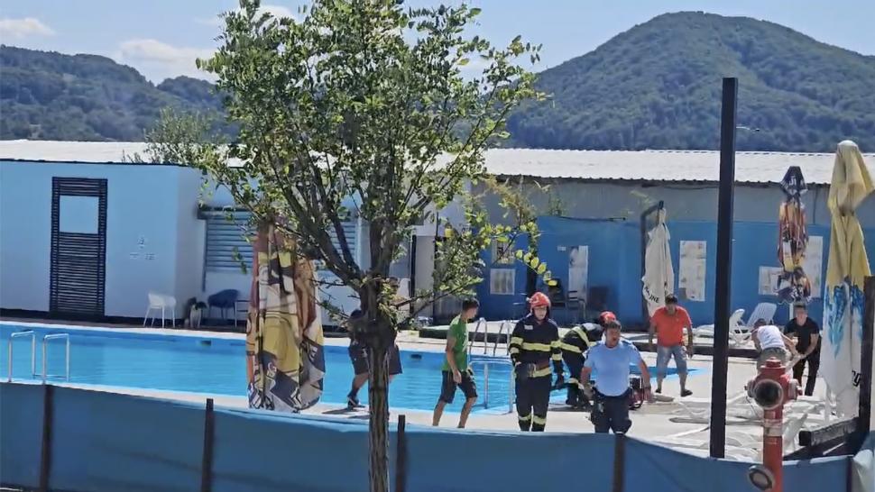 Incendiu la un restaurant renumit din Horezu, Vâlcea. Pompierii sting flăcările cu apa dintr-o piscină 915163