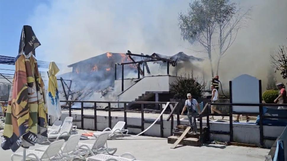 Incendiu la un restaurant renumit din Horezu, Vâlcea. Pompierii sting flăcările cu apa dintr-o piscină 915164