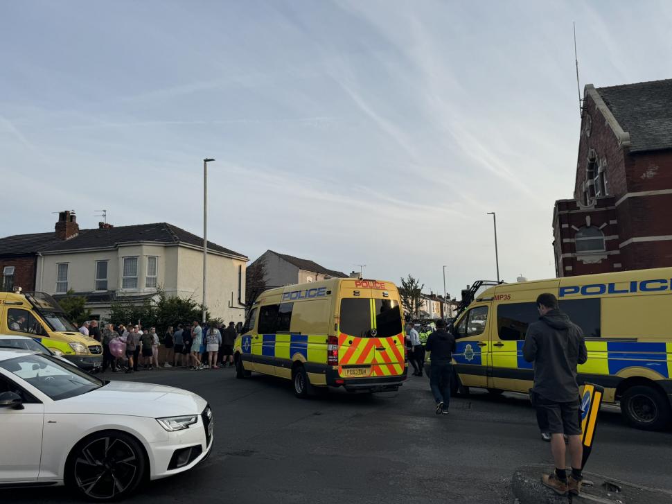 Violențe în stradă după uciderea fetițelor din Southport. Mulțimea a incendiat duba poliției și a aruncat cu cărămizi într-o moschee 915212