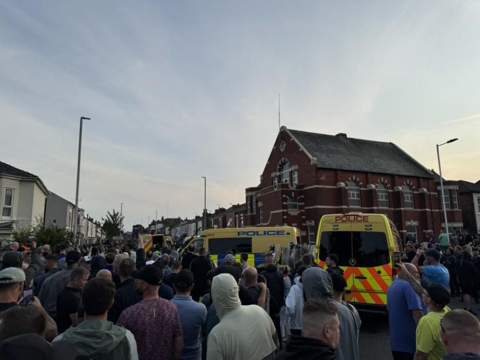 Violențe în stradă după uciderea fetițelor din Southport. Mulțimea a incendiat duba poliției și a aruncat cu cărămizi într-o moschee 915214