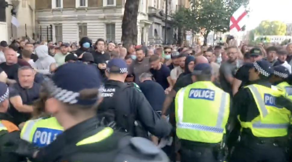 Violențe în fața Downing Street: Manifestanții au aruncat rachete de semnalizare în reședința premierului și s-au bătut cu poliția 915368