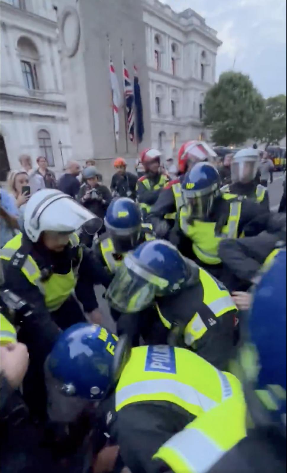 Violențe în fața Downing Street: Manifestanții au aruncat rachete de semnalizare în reședința premierului și s-au bătut cu poliția 915369