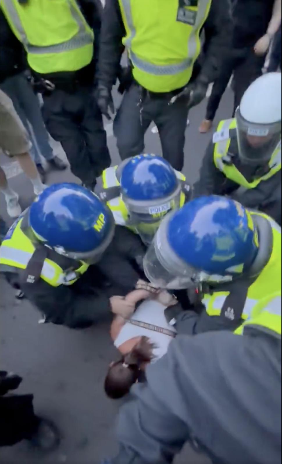 Violențe în fața Downing Street: Manifestanții au aruncat rachete de semnalizare în reședința premierului și s-au bătut cu poliția 915370