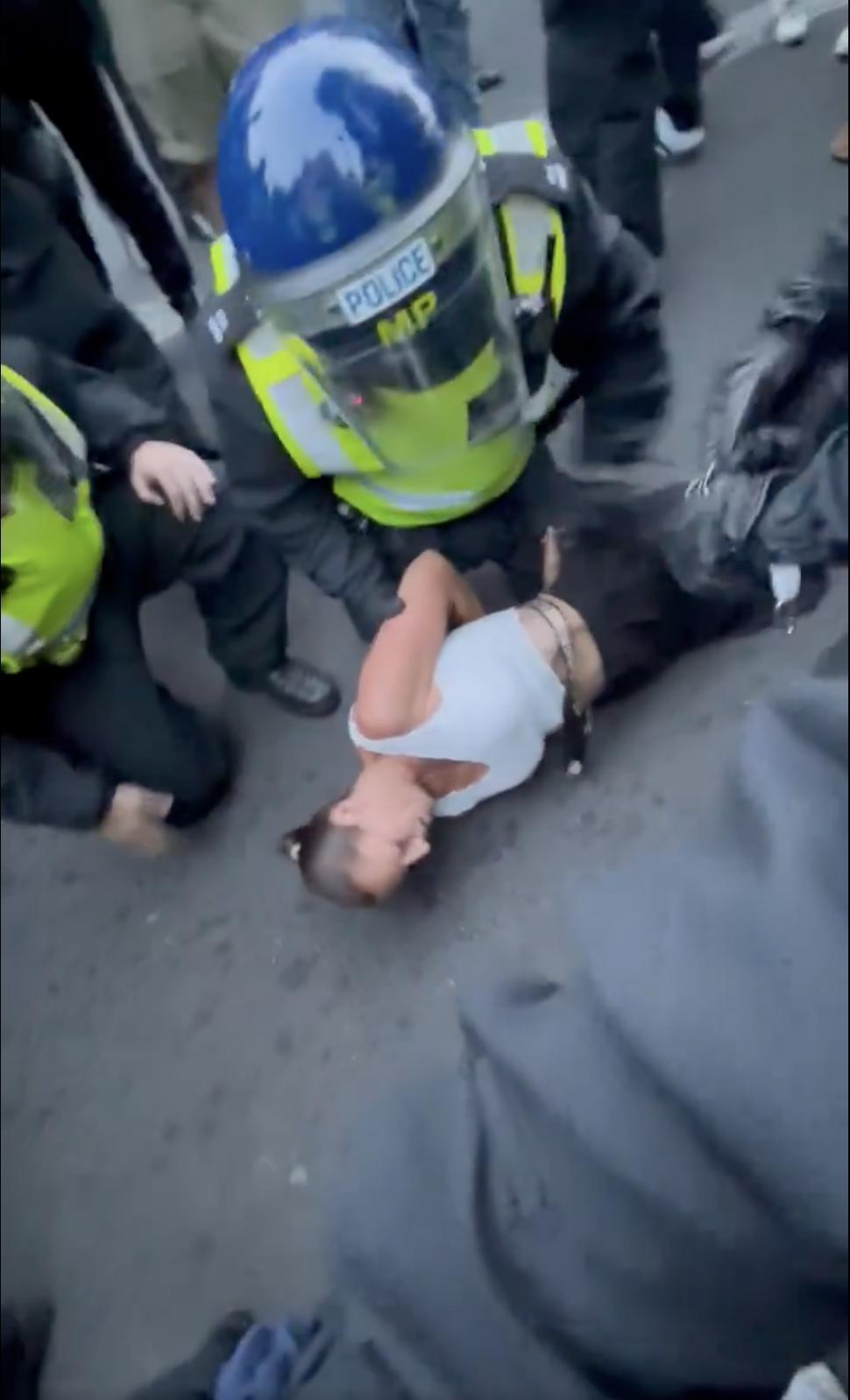 Violențe în fața Downing Street: Manifestanții au aruncat rachete de semnalizare în reședința premierului și s-au bătut cu poliția 915371