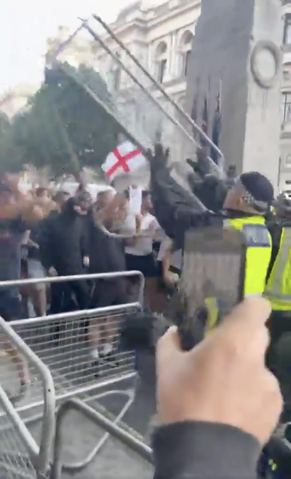 Violențe în fața Downing Street: Manifestanții au aruncat rachete de semnalizare în reședința premierului și s-au bătut cu poliția 915373