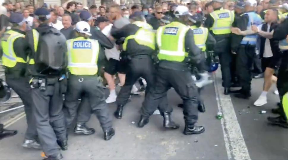 Violențe în fața Downing Street: Manifestanții au aruncat rachete de semnalizare în reședința premierului și s-au bătut cu poliția 915374