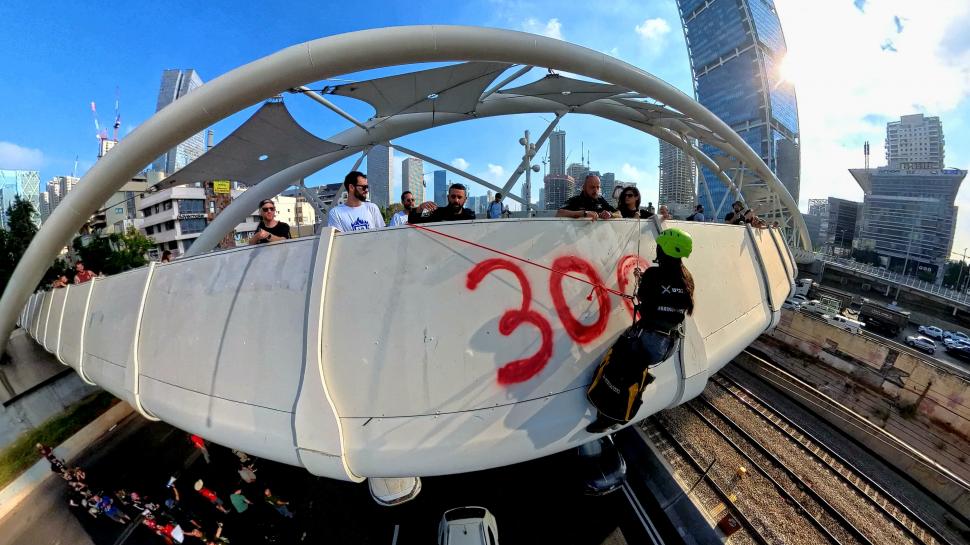 Familiile ostaticilor din Gaza au ieșit pe străzile din Tel Aviv pentru a marca 300 de zile de captivitate. „Acord sau abandon" 915527