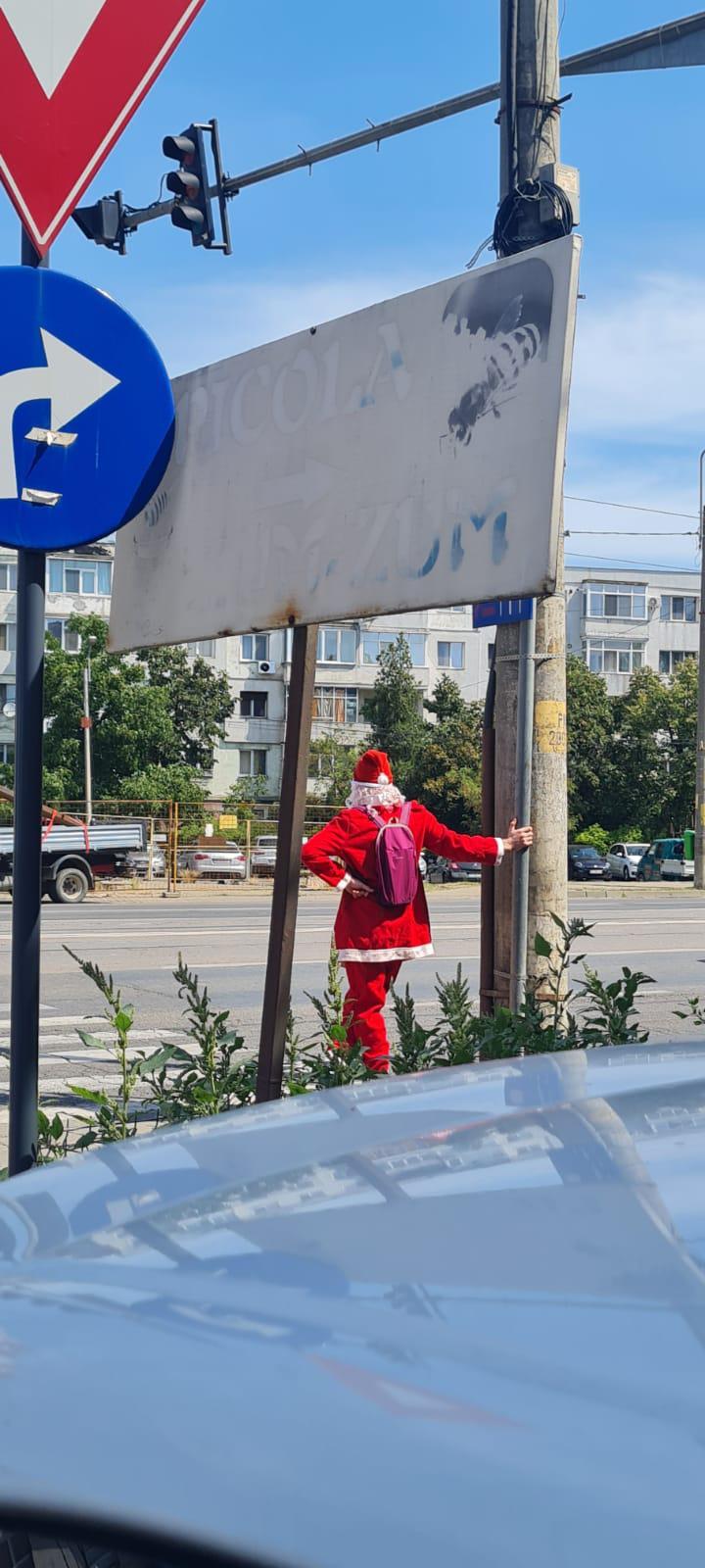 „Moș Crăciun” pe role, pe străzile din Iași. Un tânăr s-a costumat și a ieșit la plimbare în plină caniculă 915485