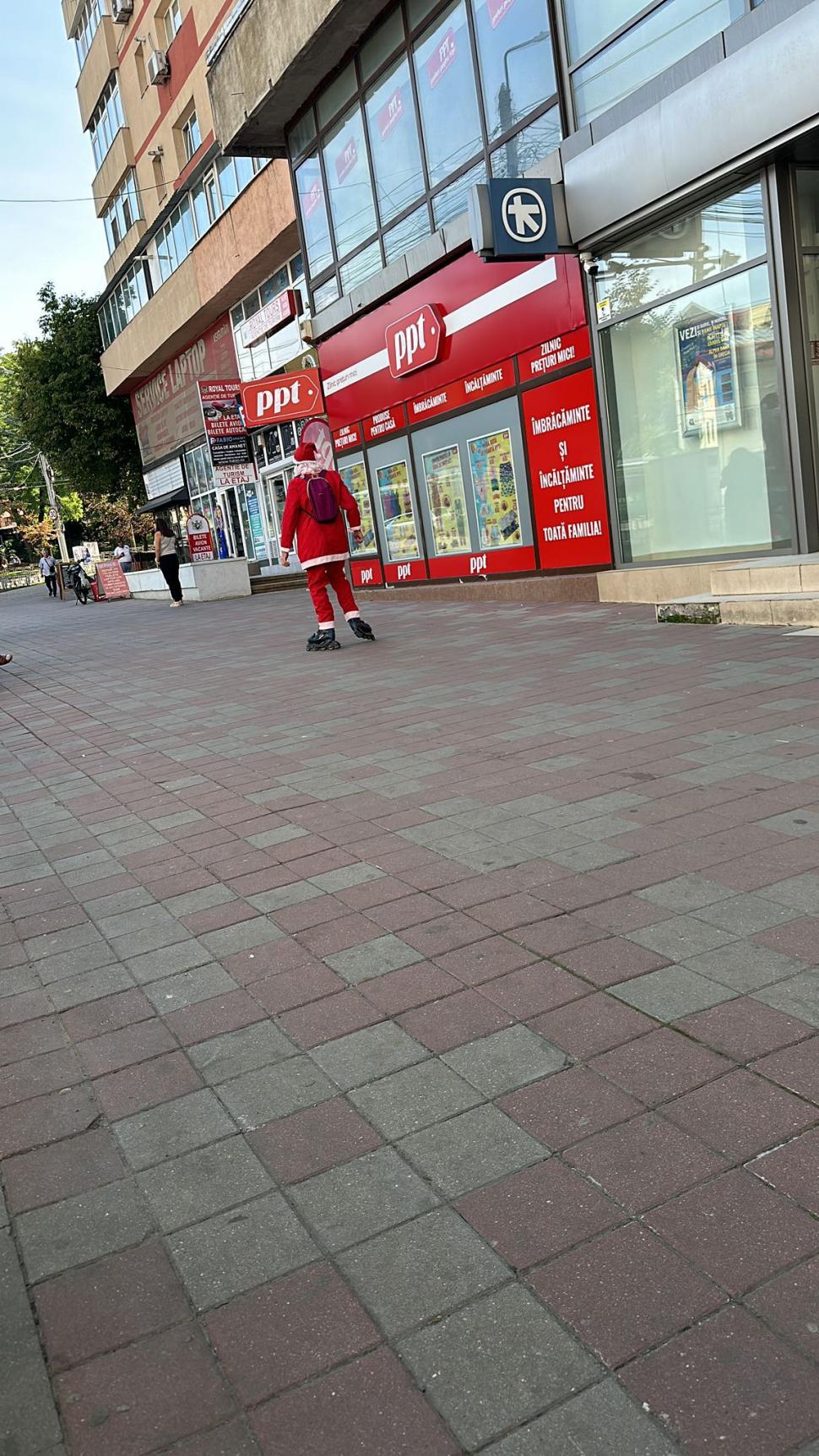 „Moș Crăciun” pe role, pe străzile din Iași. Un tânăr s-a costumat și a ieșit la plimbare în plină caniculă 915486