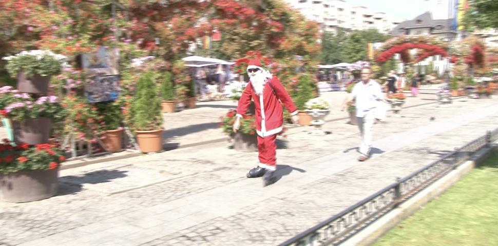 „Moș Crăciun” pe role, pe străzile din Iași. Un tânăr s-a costumat și a ieșit la plimbare în plină caniculă 915487