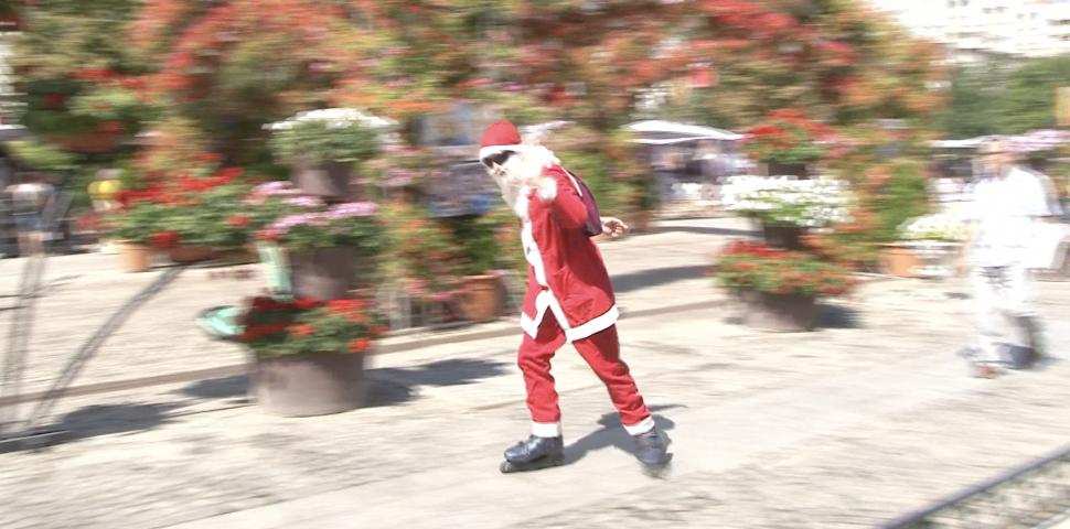 „Moș Crăciun” pe role, pe străzile din Iași. Un tânăr s-a costumat și a ieșit la plimbare în plină caniculă 915488