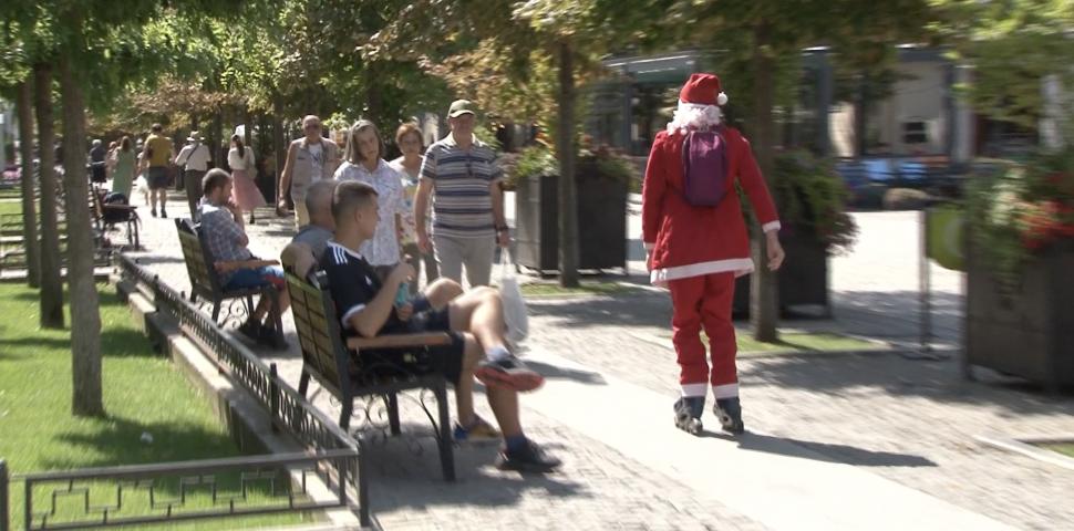 „Moș Crăciun” pe role, pe străzile din Iași. Un tânăr s-a costumat și a ieșit la plimbare în plină caniculă 915489