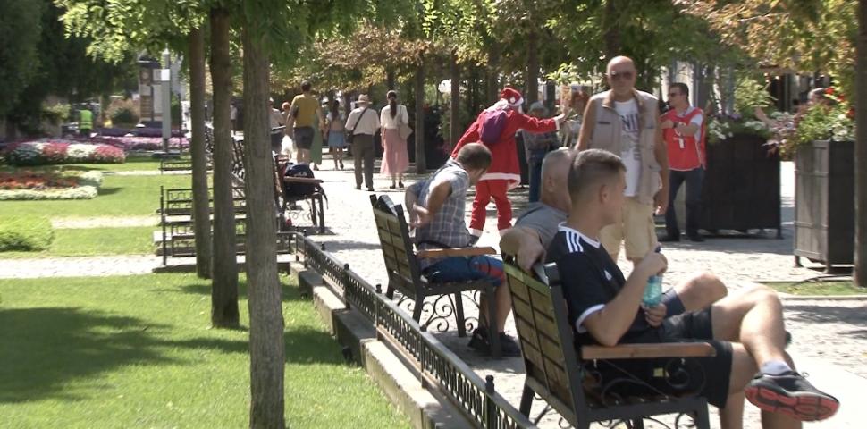 „Moș Crăciun” pe role, pe străzile din Iași. Un tânăr s-a costumat și a ieșit la plimbare în plină caniculă 915490