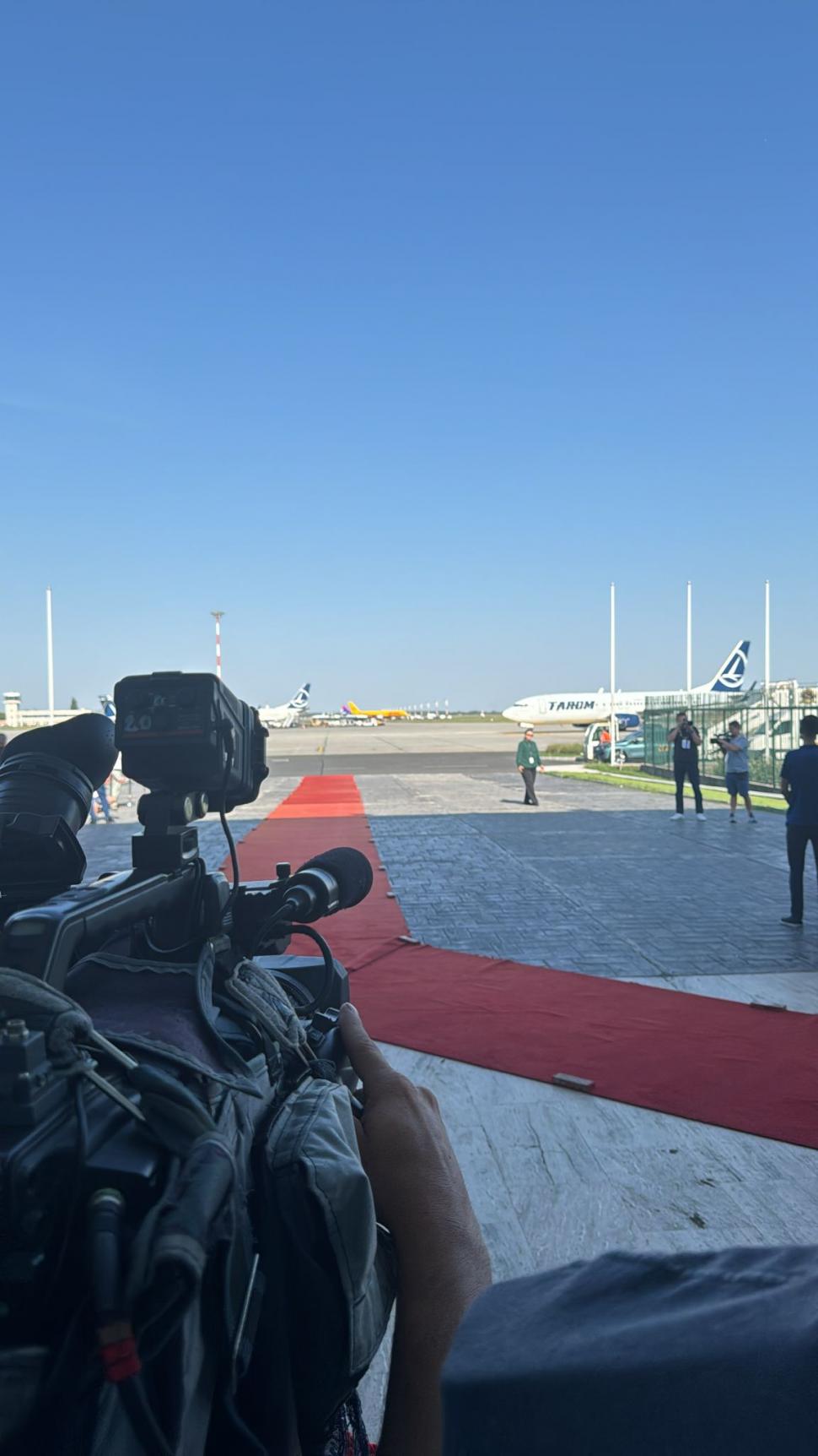 David Popovici a ajuns în România cu medaliile obținute la JO 2024. Mesaj pentru politicieni: „E nevoie de bani investiți cu cap” 915652