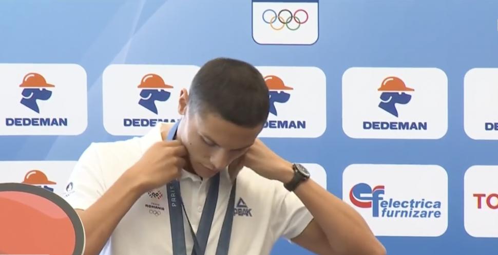 David Popovici a ajuns în România cu medaliile obținute la JO 2024. Mesaj pentru politicieni: „E nevoie de bani investiți cu cap” 915667