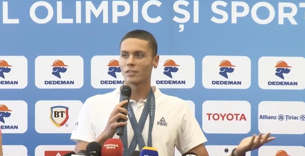 David Popovici a ajuns în România cu medaliile obținute la JO 2024. Mesaj pentru politicieni: „E nevoie de bani investiți cu cap” 915668