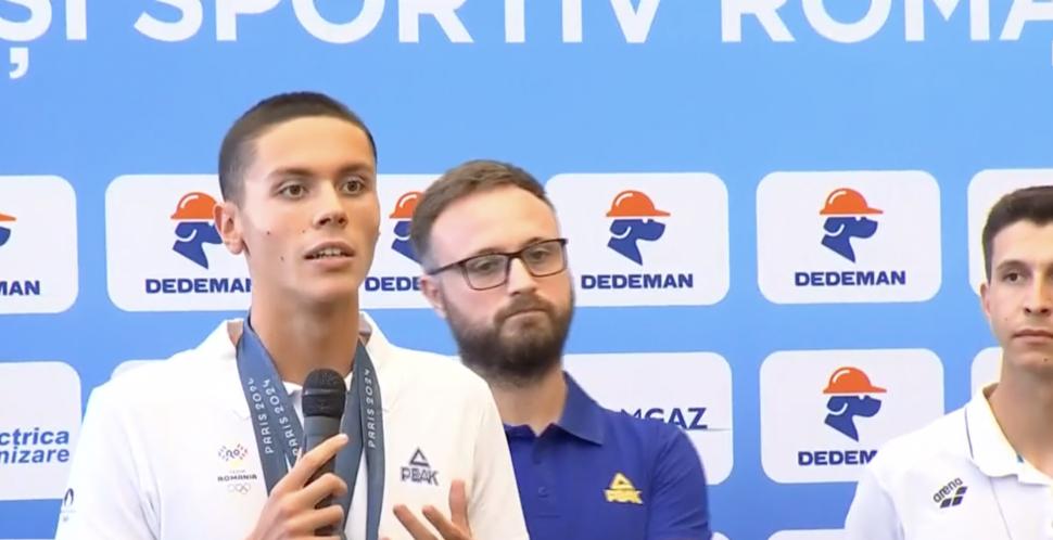 David Popovici a ajuns în România cu medaliile obținute la JO 2024. Mesaj pentru politicieni: „E nevoie de bani investiți cu cap” 915669