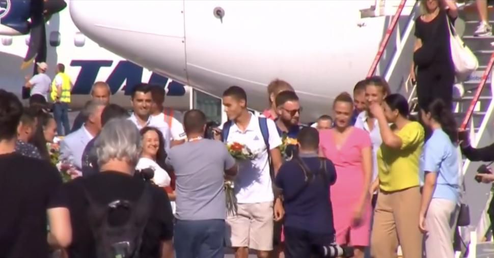 David Popovici a ajuns în România cu medaliile obținute la JO 2024. Mesaj pentru politicieni: „E nevoie de bani investiți cu cap” 915670