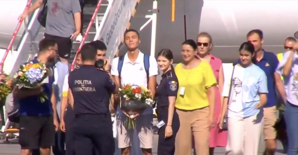 David Popovici a ajuns în România cu medaliile obținute la JO 2024. Mesaj pentru politicieni: „E nevoie de bani investiți cu cap” 915671