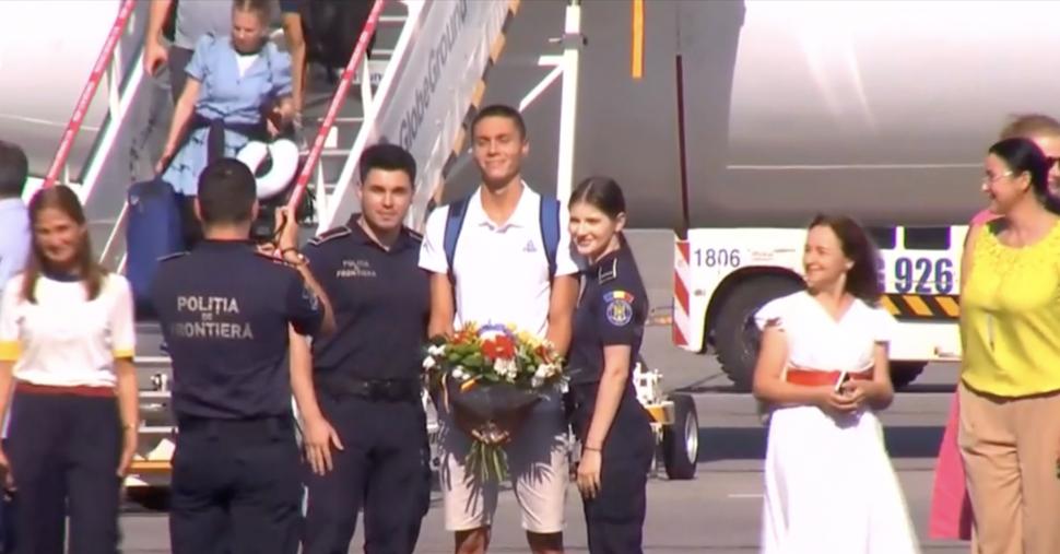 David Popovici a ajuns în România cu medaliile obținute la JO 2024. Mesaj pentru politicieni: „E nevoie de bani investiți cu cap” 915672