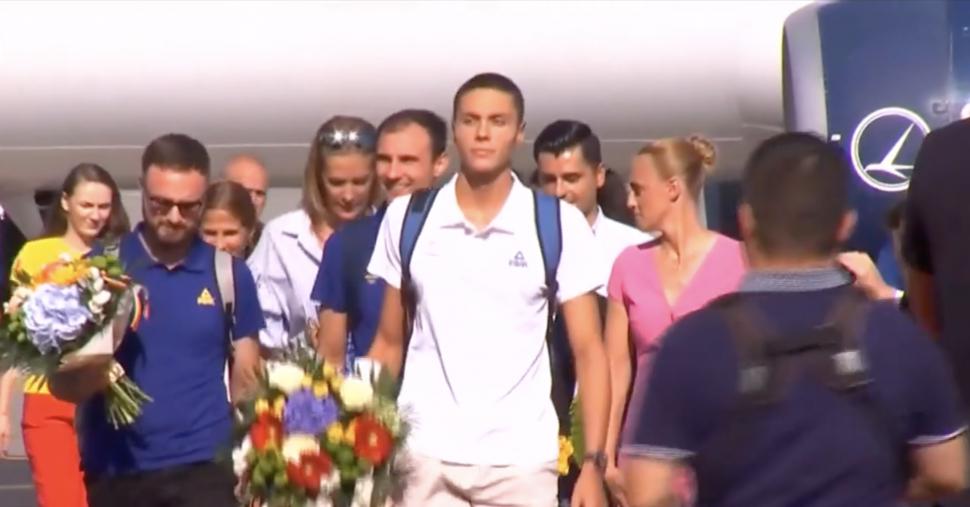 David Popovici a ajuns în România cu medaliile obținute la JO 2024. Mesaj pentru politicieni: „E nevoie de bani investiți cu cap” 915673