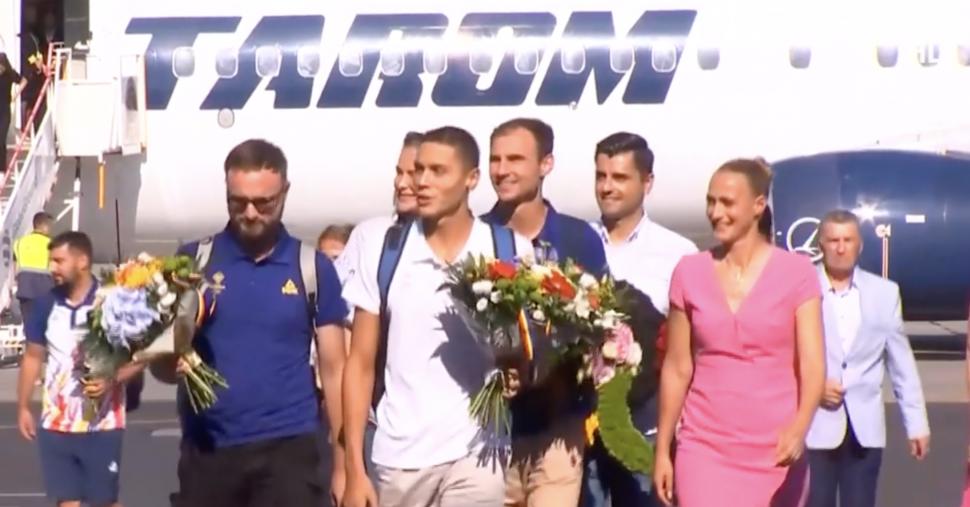 David Popovici a ajuns în România cu medaliile obținute la JO 2024. Mesaj pentru politicieni: „E nevoie de bani investiți cu cap” 915674