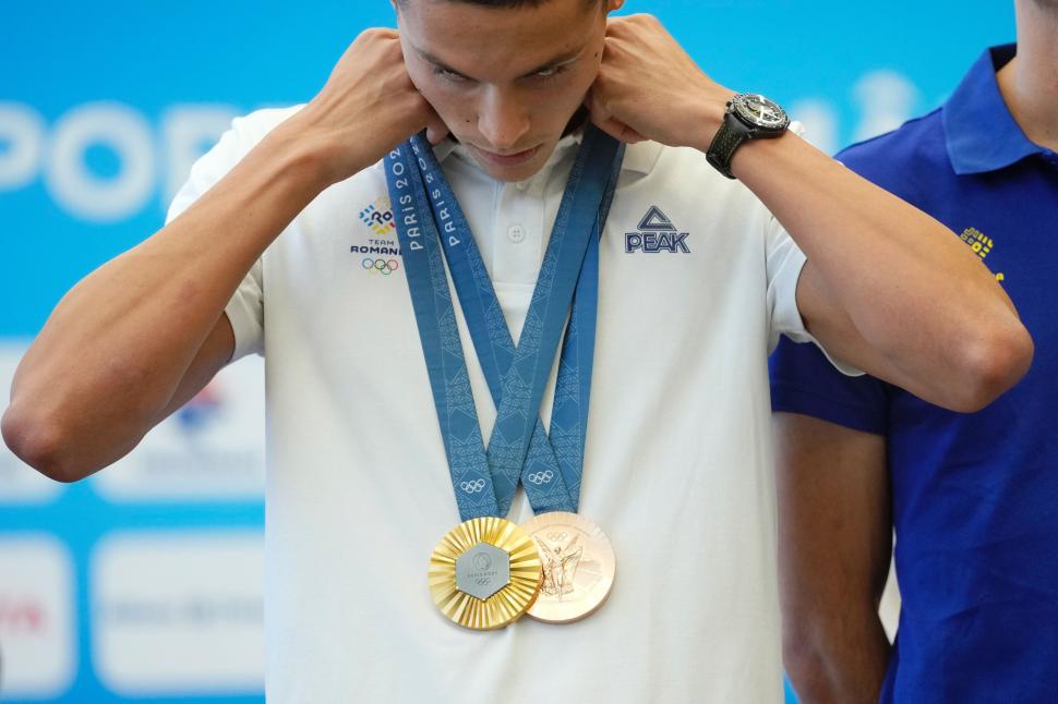 David Popovici a ajuns în România cu medaliile obținute la JO 2024. Mesaj pentru politicieni: „E nevoie de bani investiți cu cap” 915692