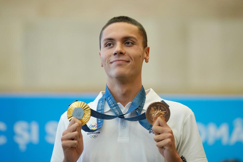 David Popovici a ajuns în România cu medaliile obținute la JO 2024. Mesaj pentru politicieni: „E nevoie de bani investiți cu cap” 915694