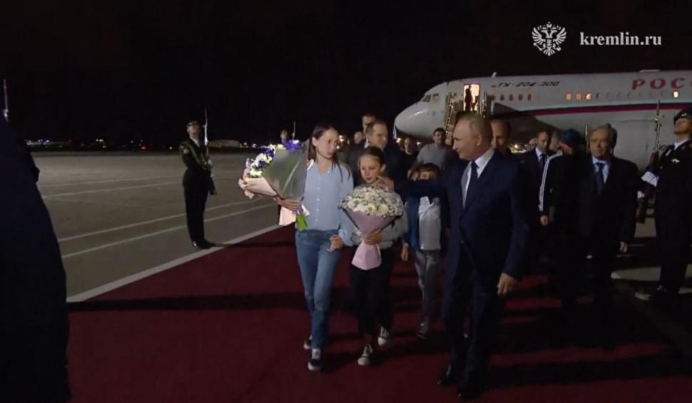 Putin l-a așteptat pe asasinul Vadim Krasikov cu covorul roșu. Imagini cu prizonierii schimbați de Rusia și Occident 915537