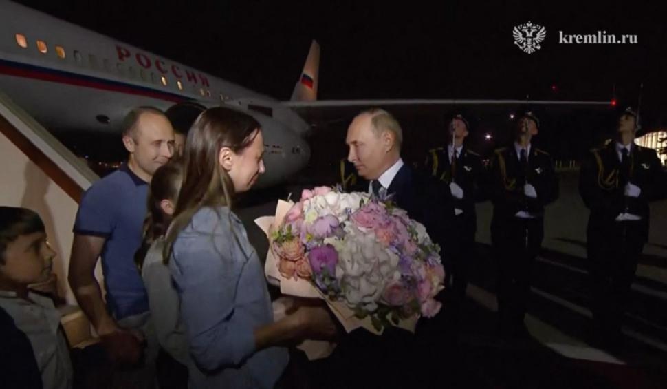 Putin l-a așteptat pe asasinul Vadim Krasikov cu covorul roșu. Imagini cu prizonierii schimbați de Rusia și Occident 915538