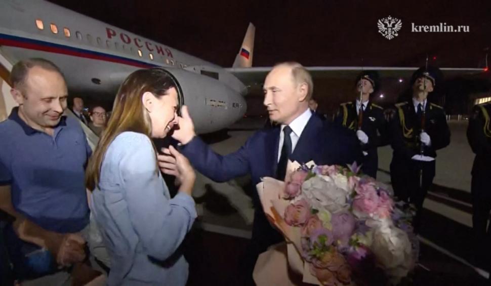 Putin l-a așteptat pe asasinul Vadim Krasikov cu covorul roșu. Imagini cu prizonierii schimbați de Rusia și Occident 915539