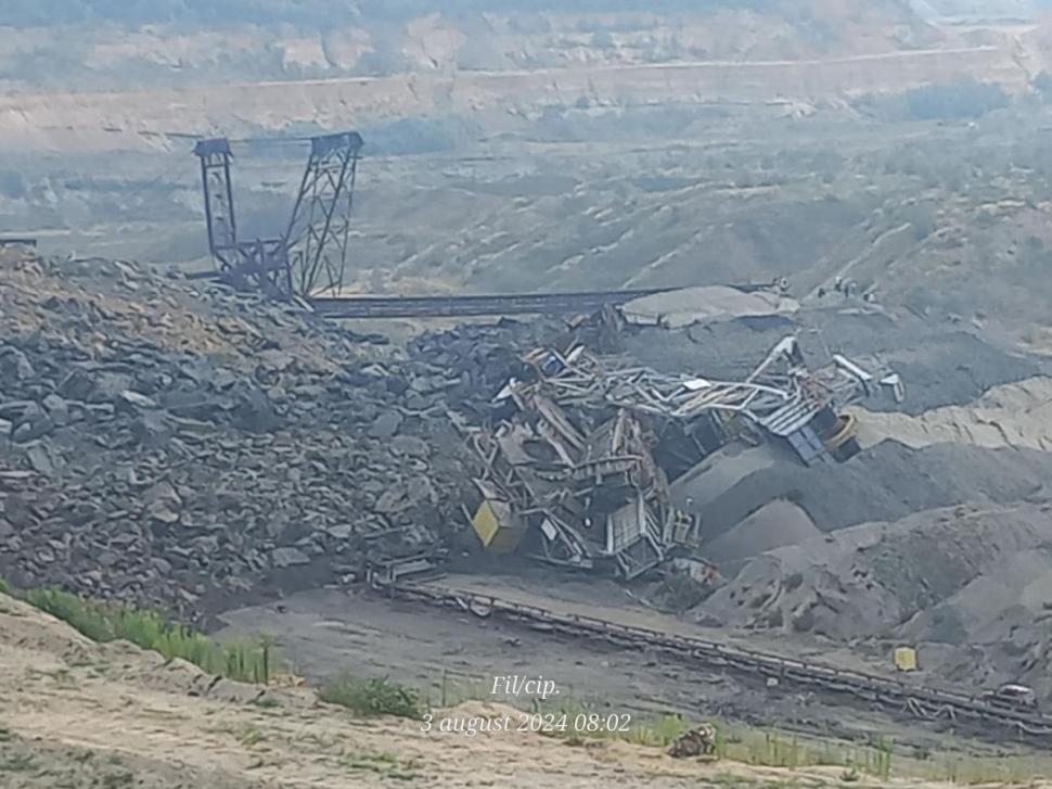 Accident la Complexul Energetic Oltenia. Un mal de pământ s-a surpat peste mai multe utilaje. Angajaţii erau la muncă 915731