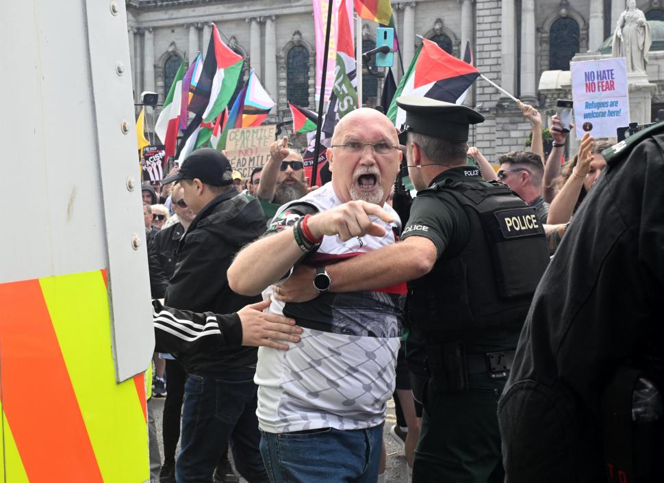  Proteste violente în mai multe orașe britanice, după uciderea celor trei fetițe în Southport 915801