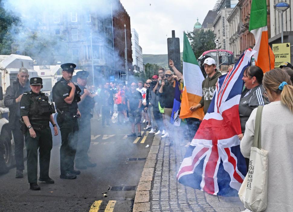  Proteste violente în mai multe orașe britanice, după uciderea celor trei fetițe în Southport 915804