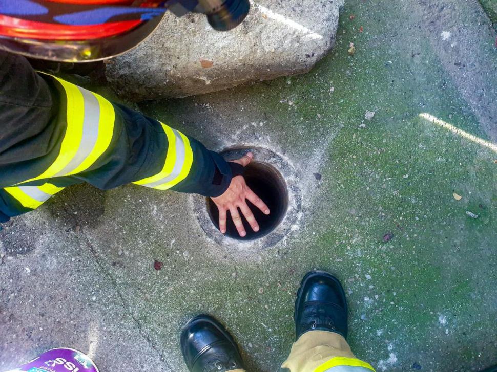 Un căţeluş care căzuse într-un puţ foarte îngust a fost salvat de pompieri 915758