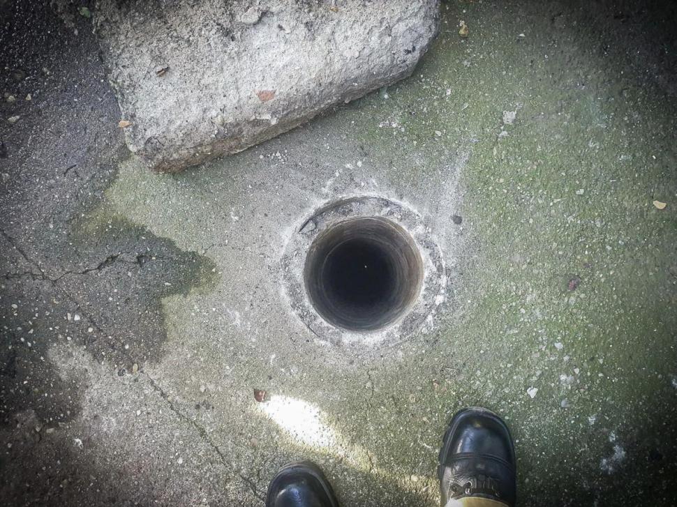 Un căţeluş care căzuse într-un puţ foarte îngust a fost salvat de pompieri 915759