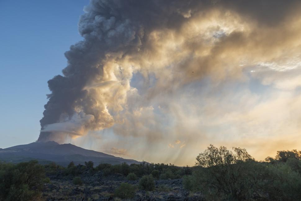  Vulcanul Etna a erupt iar. Aeroportul din Catania a redus numărul zborurilor de sosire  915852