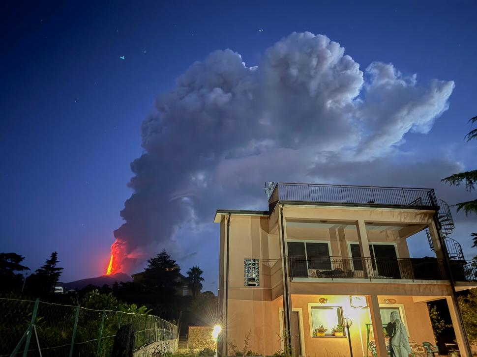  Vulcanul Etna a erupt iar. Aeroportul din Catania a redus numărul zborurilor de sosire  915853
