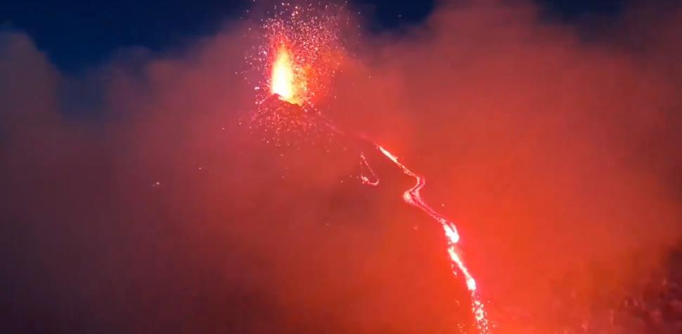  Vulcanul Etna a erupt iar. Aeroportul din Catania a redus numărul zborurilor de sosire  915857
