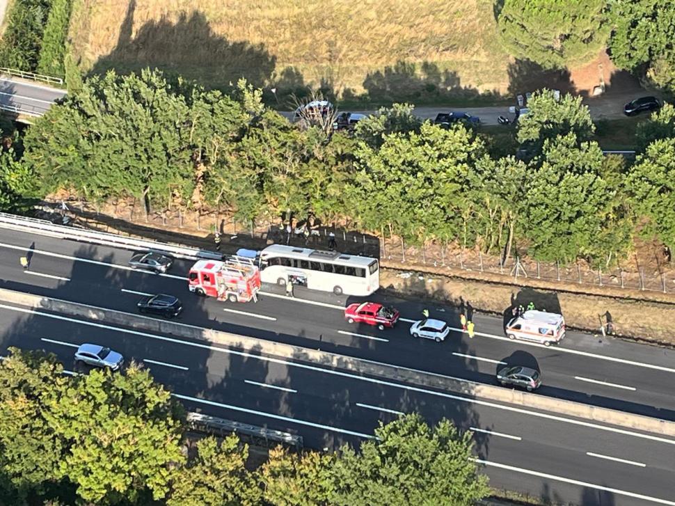Accident grav pe autostradă, în Italia: Un mort și 15 răniți. 25 de turiști chinezi mergeau cu autocarul de la Roma la Florența 915911