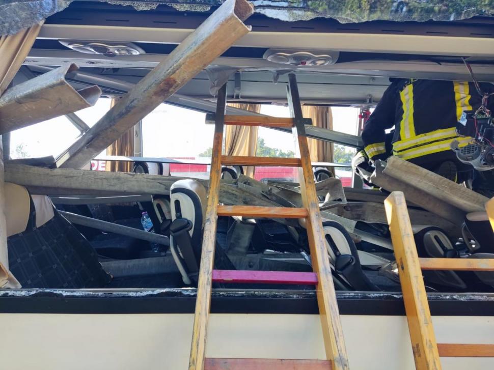 Accident grav pe autostradă, în Italia: Un mort și 15 răniți. 25 de turiști chinezi mergeau cu autocarul de la Roma la Florența 915912