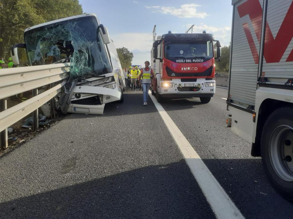 Accident grav pe autostradă, în Italia: Un mort și 15 răniți. 25 de turiști chinezi mergeau cu autocarul de la Roma la Florența 915913
