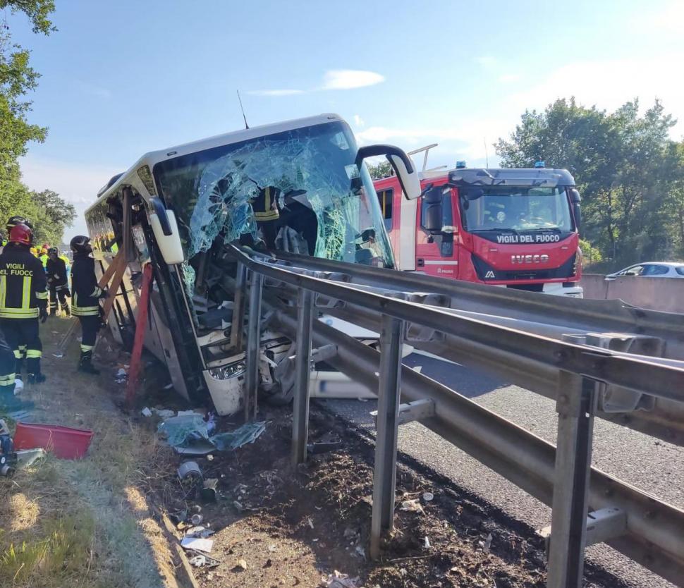 Accident grav pe autostradă, în Italia: Un mort și 15 răniți. 25 de turiști chinezi mergeau cu autocarul de la Roma la Florența 915914