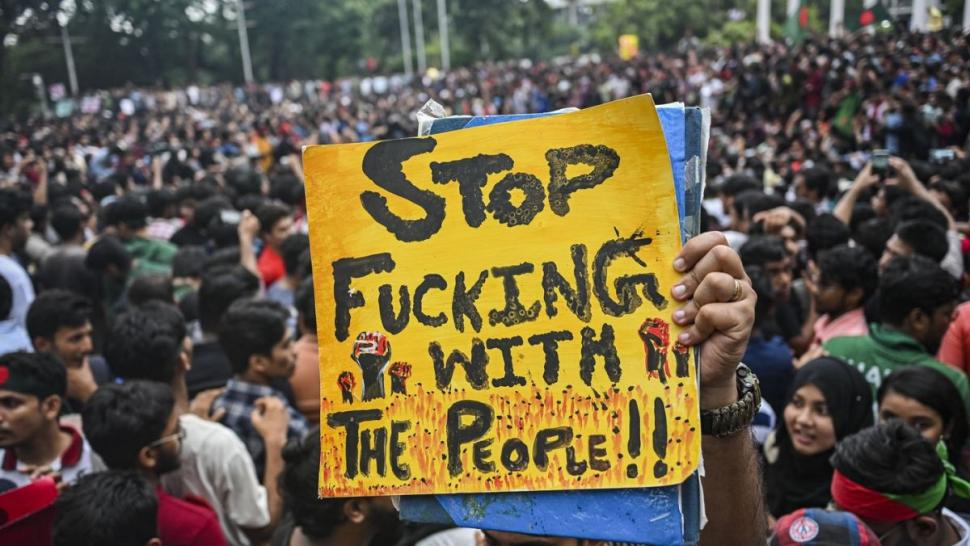 Sheikh Hasina, șefa guvernului din Bangladesh, a demisionat și a fugit din țară cu elicopterul, după săptămâni de proteste sângeroase 915977