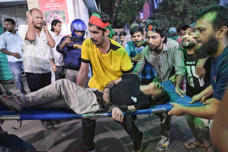 Sheikh Hasina, șefa guvernului din Bangladesh, a demisionat și a fugit din țară cu elicopterul, după săptămâni de proteste sângeroase 915979