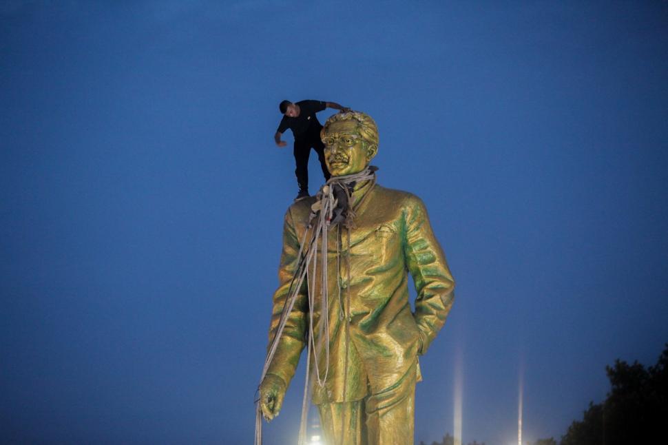 Zeci de mii de oameni din Bangladesh sărbătoresc în stradă demisia premierului fugit cu elicopterul în India 916100