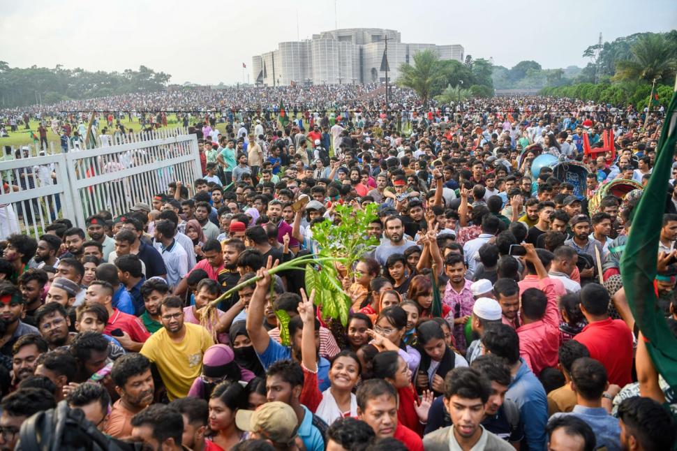 Zeci de mii de oameni din Bangladesh sărbătoresc în stradă demisia premierului fugit cu elicopterul în India 916102