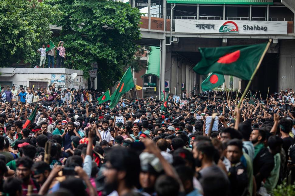 Zeci de mii de oameni din Bangladesh sărbătoresc în stradă demisia premierului fugit cu elicopterul în India 916103