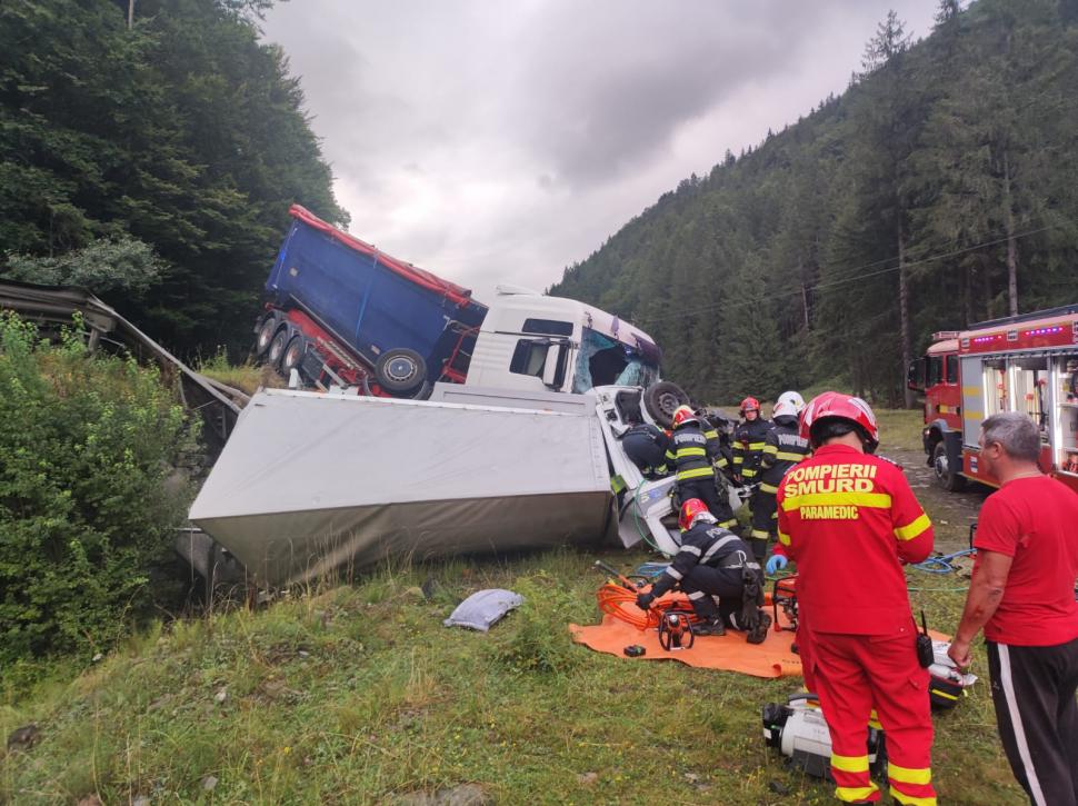 Accident grav în Bistrița-Năsăud. Un bărbat a fost ucis după ce un camion a acroșat un alt vehicul și s-a ciocnit de o autoutilitară 916249