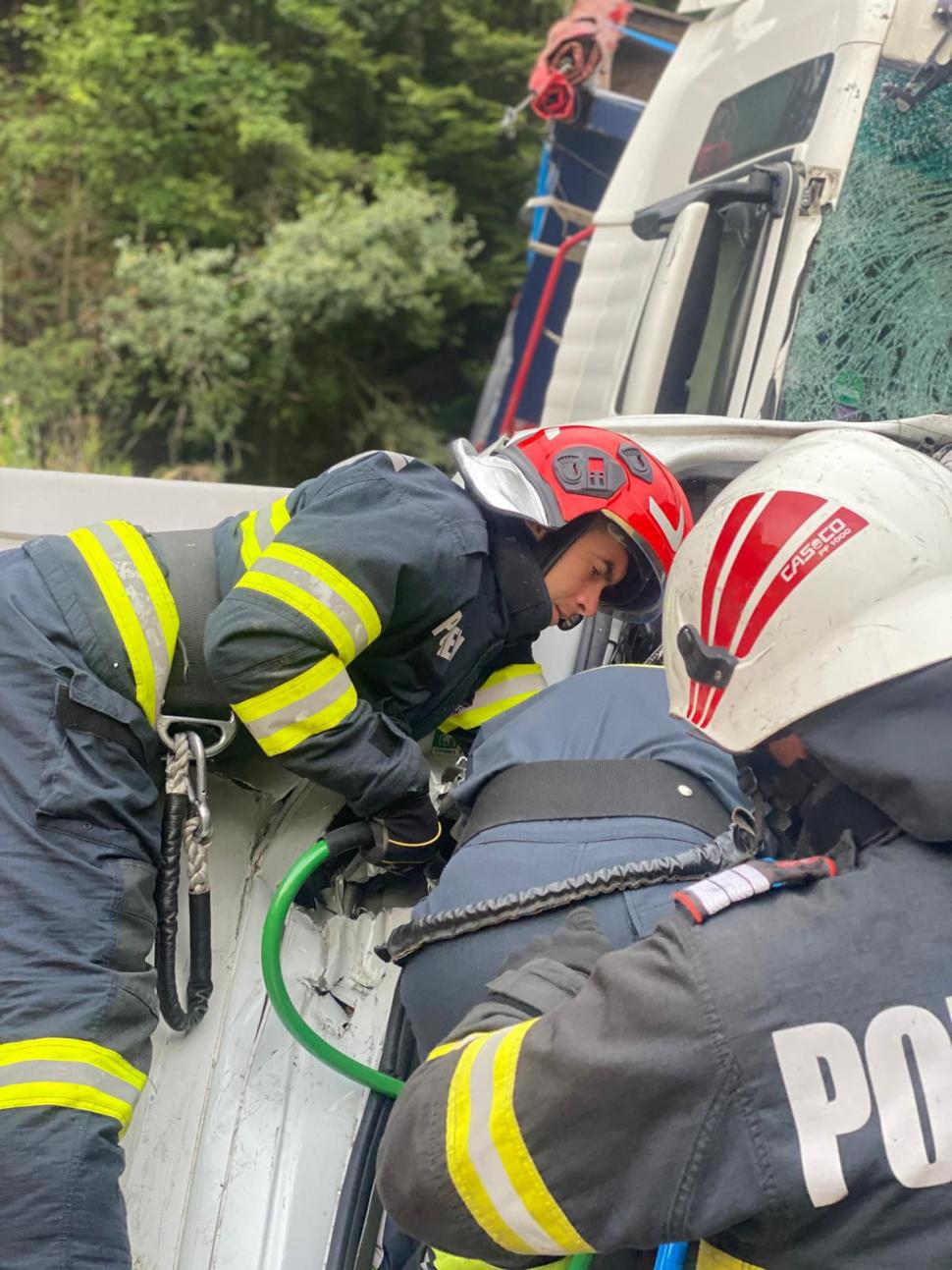 Accident grav în Bistrița-Năsăud. Un bărbat a fost ucis după ce un camion a acroșat un alt vehicul și s-a ciocnit de o autoutilitară 916250